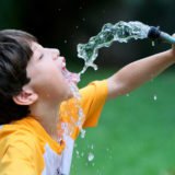Kind trinkt Wasser