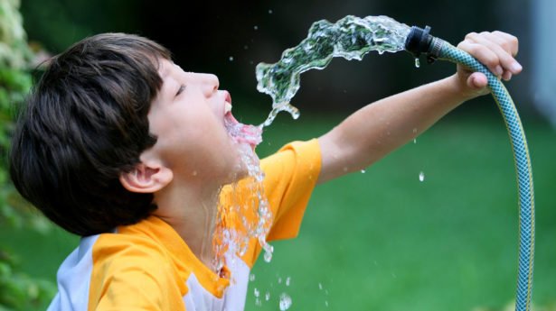 Kind trinkt Wasser