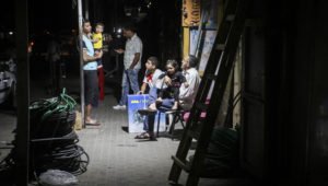 Araber während eines Stromausfalls in Gaza
