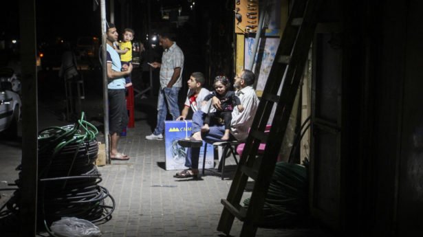 Araber während eines Stromausfalls in Gaza