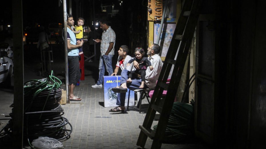 Araber während eines Stromausfalls in Gaza