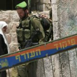 Araberin und israelischer Soldat