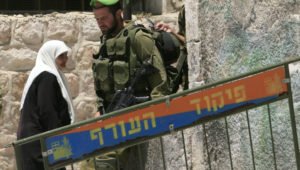 Araberin und israelischer Soldat