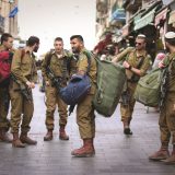 Soldaten auf dem Markt