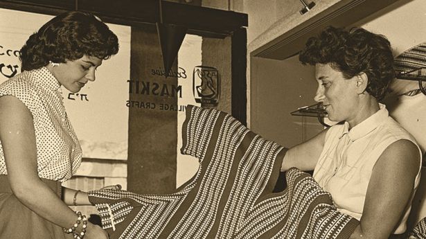 Ruth Dayan, Anprobe