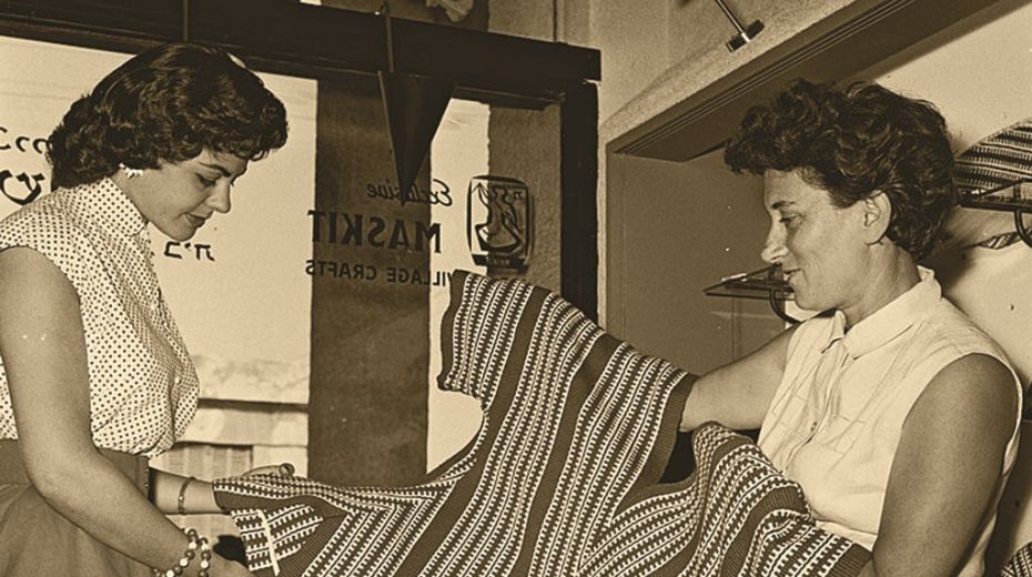Ruth Dayan, Anprobe