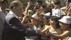 Menachem Begin mit Kindern