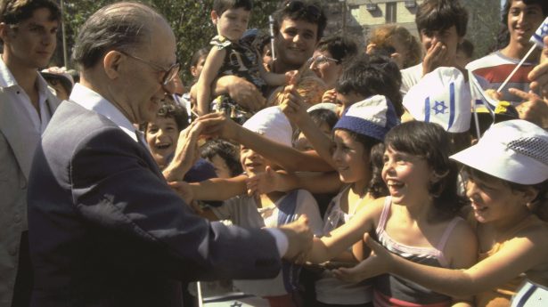 Menachem Begin mit Kindern