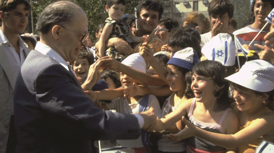 Menachem Begin mit Kindern