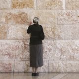 Frau an der Klagemauer
