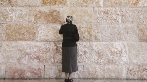 Frau an der Klagemauer