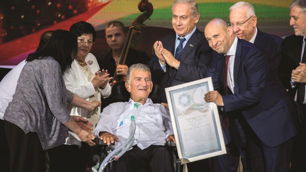 Zvika Levi empfängt den Israel Preis 2017