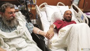 Rabbiner und Patient im Krankenhaus