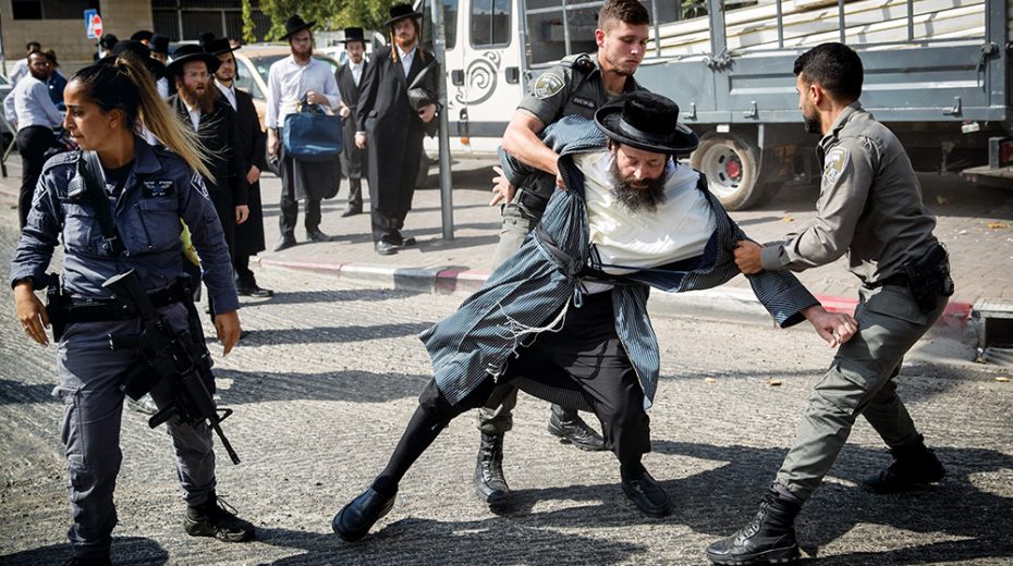 Police Tear Down Illegal Synagogue Israeli police