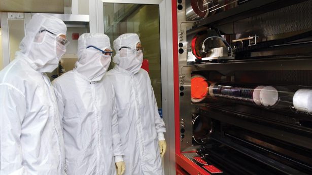 Junge Wissenschaftler in der Intel Fabrik in Jerusalem