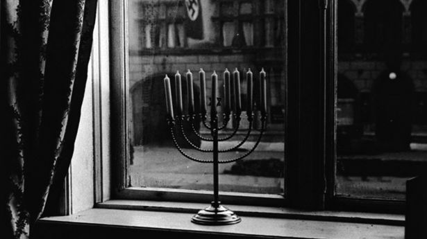 Chanukia am Fenster