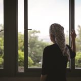 Frau am Fenster