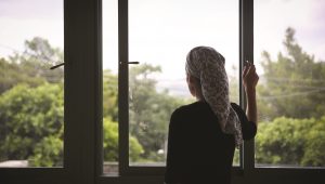 Frau am Fenster
