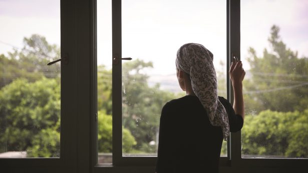 Frau am Fenster