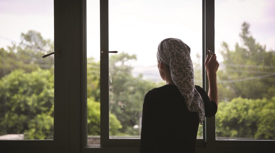 Frau am Fenster