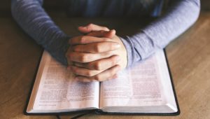 Betende Hände Bibel
