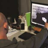 Fotolaboarant Shay Halecy am Computer