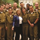 Sarah Netanjahu begrüßt Soldaten