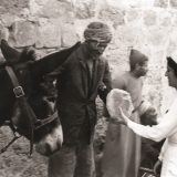 Jüdische Krankenschwester verteilt Brot an Araber in Jerusalem.