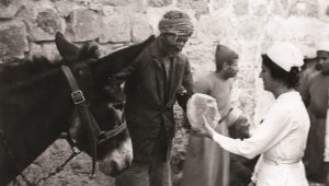 Jüdische Krankenschwester verteilt Brot an Araber in Jerusalem.