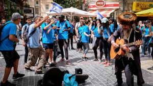 Oethodoxer Jude spielt Guitarre