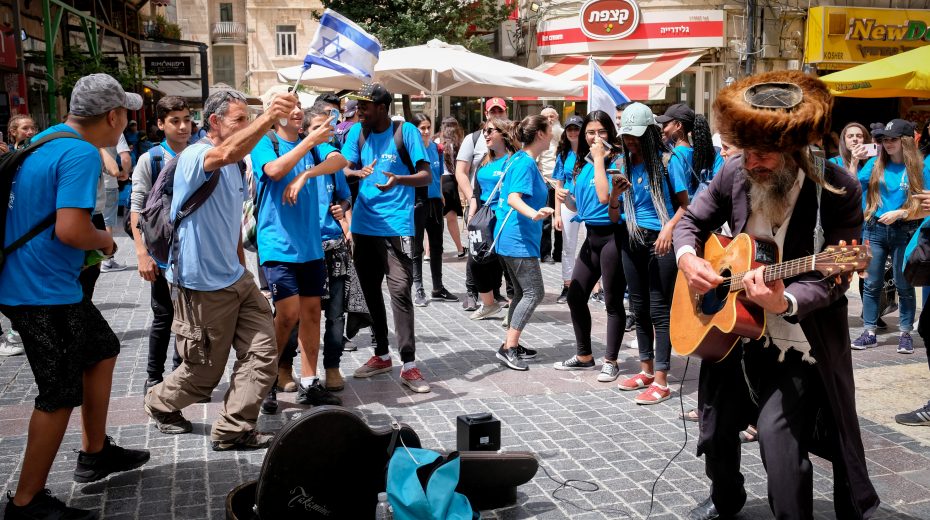 Oethodoxer Jude spielt Guitarre
