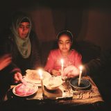 Familie bei Kerzenlicht