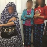 Die Frau mit ihre Kindern am Checkpoint