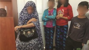 Die Frau mit ihre Kindern am Checkpoint