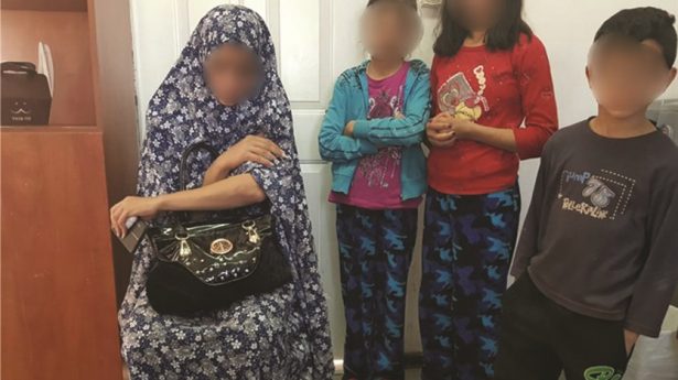 Die Frau mit ihre Kindern am Checkpoint