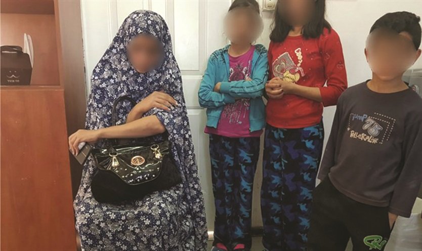 Die Frau mit ihre Kindern am Checkpoint