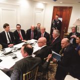 Jay Sekulow sitzt zwei Plätze rechts vom Präsidenten