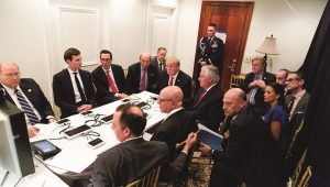 Jay Sekulow sitzt zwei Plätze rechts vom Präsidenten