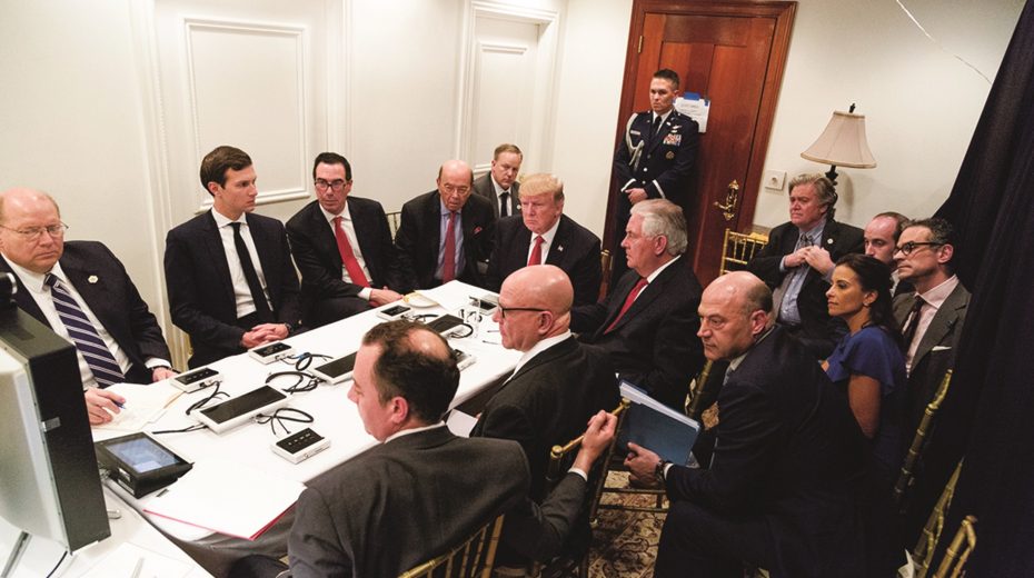 Jay Sekulow sitzt zwei Plätze rechts vom Präsidenten