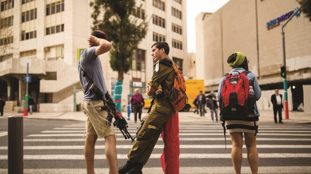 Junge Menschen mit Waffen