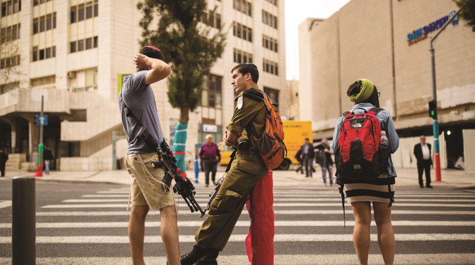 Junge Menschen mit Waffen