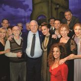 Präsident Rivlin (im blauen Anzug) mit den Schauspielern des Theaterstücks „Spanish Garden“ im Habima Theater von Tel Aviv.