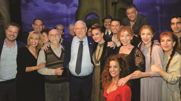 Präsident Rivlin (im blauen Anzug) mit den Schauspielern des Theaterstücks „Spanish Garden“ im Habima Theater von Tel Aviv.