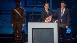 Der Bürgermeister von Jerusalem Nir Barkat (l.) mit dem Knessetvorsitzenden Juli Edelstein am Unabhängigkeitstag 2017