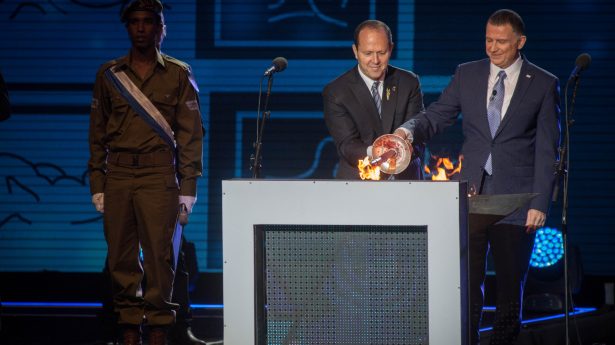 Der Bürgermeister von Jerusalem Nir Barkat (l.) mit dem Knessetvorsitzenden Juli Edelstein am Unabhängigkeitstag 2017