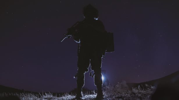 Soldat im Dunkeln