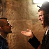 Ultra orthodoxer Jude diskutiert mit nicht religiösen Juden