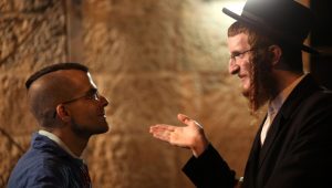 Ultra orthodoxer Jude diskutiert mit nicht religiösen Juden