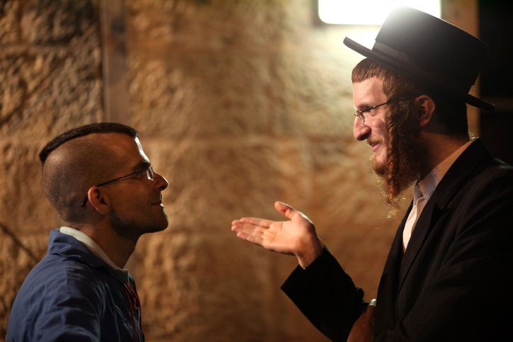 Ultra orthodoxer Jude diskutiert mit nicht religiösen Juden