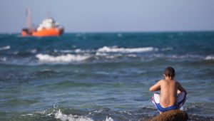 Junge am Palmachim Strand